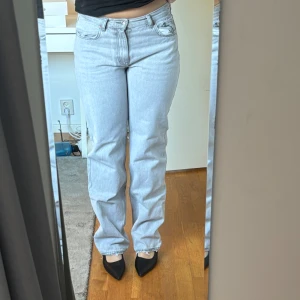 Raka gråa jeans - Säljer dessa snygga low/mid waist jeans från Gina. Jag är 1,63. Har en del slitningar nertill (vilket det var som nya också) men har nog fått lite extra med tiden.