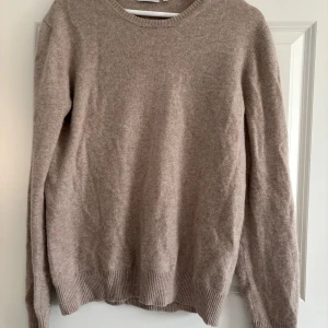 Kashmir tröja från j.lindeberg  - Säljer nu denna snygga kashmir tröjan från j.lindeberg i storlek L men sitter bättre på M! Priset är ej hugget i sten! Skriv vid minsta fundering 