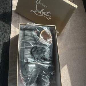 Svarta sneakers från Christian Louboutin - Säljer dessa exklusiva Christian Louboutin som är en tidlös klassiker i varje garderob. Skorna är knappt använda och i mycket fint  – du får alltså nästan nya Louboutins till ett fantastiskt pris, pris kan diskuteras! 