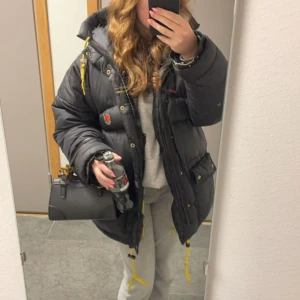 Svart dunjacka från Fjällräven - Fjällräven jacka liten defekt som är lagad därav priset, skriv för fler bilder! 