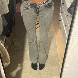 Grå bootcut jeans från Nelly - Snygga grå bootcut jeans från Nelly i storlek 34. Helt oanvända med prislapp, säljer då de var förkorta för mig. Helt slutsålda online. Original pris 699kr 