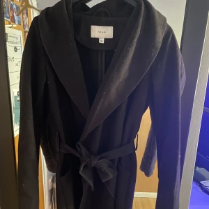 Svart kappa  - En super fin kappa som inte är till användning! Kappan är perfekt nu till höst! Köpte den på Vinted men den är originellt från vila! Storlek 36. Kom gärna med prisförslag! 