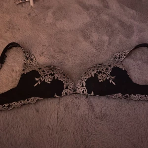 Svart spets-bh med blommigt mönster - Snygg svart bh med ljus spets och från intimissmi. 