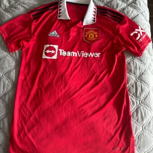 Fotbolls tröja - Bara att fråga vid någon fundering, Säljer billigt då jag rensar mina kläder!