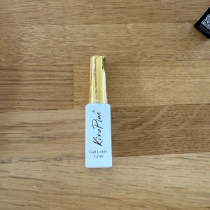 Kiva Plan Gel Liner 12ml - Snygg gel liner från Kiva Plan i en stilren vit och guldig förpackning. Perfekt för att skapa skarpa french tips. Innehåller 12 ml och har en smidig applikator för enkel användning.