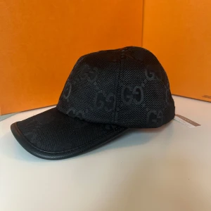 Gucci keps - Säljer en helt ny Gucci keps. Pris 395kr. Hör av dig vid minsta lilla fundering!!👍🏼☺️ vid köp av 2 varor eller fler så medkommer en rabatt!!✅