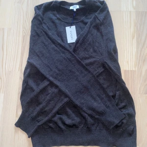 Mörkbrun/grå stickad tröja från Sandö - Mörkbrun/grå stickad tröja från Sandö med rund halsringning och långa ärmar. Tröjan har en klassisk. Helt ny aldrig andvänd. Pris går att diskutera vid snabb affär. 