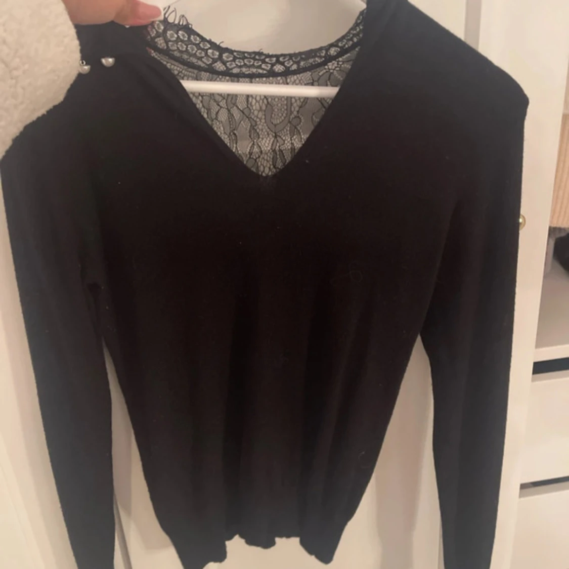 Svart tröja med spetsdetalj - 1