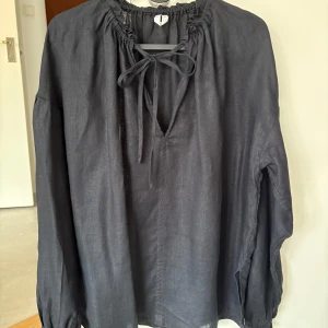Linneblus från Arket - Svart linneblus från Arket, endast en gång! Säljes då den är för stor för mig.