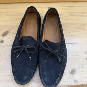 Mockalofers från Zara - Mockalofers från Zara i storlek 43