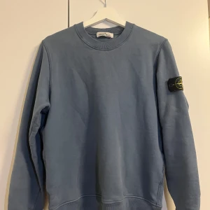 Blå Stone Island sweatshirt - Stone island sweatshirt, köpt på NK i Göteborg. Storlek M, men lite mindre i storlek.