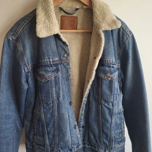 Levis jeansjacka - I fint skick, inga skador eller hål. Tyget på insidan är fortfarande ganska mjukt. Storlek  S. 