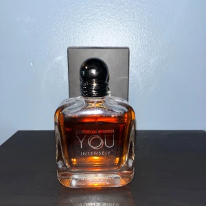 Emporio Armani Stronger With You Intensely - Emporio Armani Stronger With You Intensely EdP 100 ml. Är inköpt i maj 2025, kvitto finns och den är köpt från notino. Pris kan diskuteras