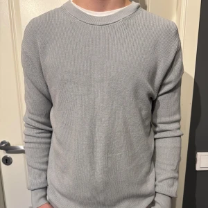 Grå stickad tröja från these glory days - Säljer en stilren grå stickad tröja  från these glory days som är knappt använd! Otroligt fin och stilren. Öppen för förslag!