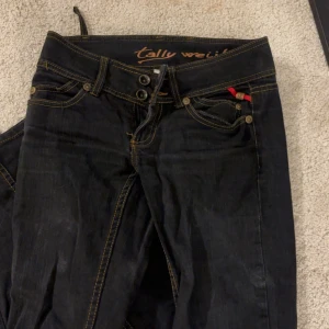 Svarta lågmidjade  jeans från Tally Weijl - Snygga svarta jeans från Tally Weijl köpte på plick men passa ej så därför jag säljer dom har en defekt man kan se på bilen 