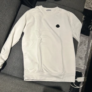 Vi tröja  - En snygg vit tröja som är knsppt använd. Den är storlek M men står L. Den har lite fläckar men man ser dom knappt, du ser dom om du kollar riktigt noga. 