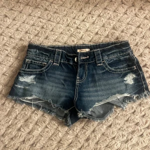 Mörkblå jeansshorts från Gina Tricot - Snygga jeansshorts från Gina 14+ i storlek Xs. Helt nya och aldrig andvända