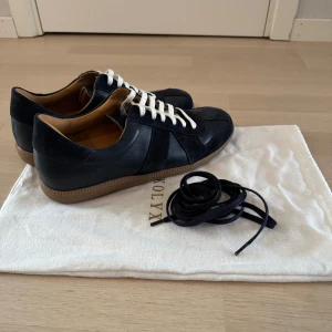 Mörkblå GATs - Riktigt snygga Gats från skolyx. För små för mig och slarvade med att lämna tillbaka så de är helt oanvända. Nytt pris 1600, mitt 1100. Extra blå skosnören och dustbag medföljer!