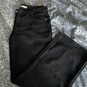 Svarta low waist jeans från NA-KD - Ett par svarta raka low waist jeans från NA-KD. Använda endast ett fåtal gånger då de ej passar mig så bra. De är i storlek 40, men skulle säga att den går för en M. 