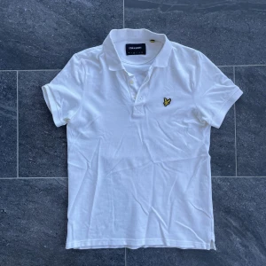 Lyle & scott piké - Tja! Säljer min lyle & scott piké som blivit för liten! Den är i använt skick och har en liten smutsfläck bak på kragen som lär gå bort i en tvätt!  Storlek M