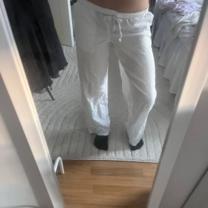 Vita linnebyxor med snörning - Säljer ett par fräscha vita linnebyxor med avslappnad passform och snörning i midjan. Byxorna har raka ben och är perfekta för varma dagar. Lätta och luftiga, passar mig perfekt i längden är 154 cm 💗Gina Young 