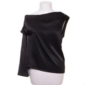Svart oneshoulder topp - Jättefin svart oneshoulder topp från NA-KD i storlek 36.