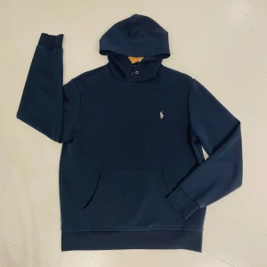Ralph lauren hoodie  - Ralph lauren hoodie - skick 9/10, mycket fint skick utan defekter! - stl M, passar även stor S - jag är 177 och den sitter ganska bra! - nypris: 2000kr+ - hör av er vid frågor! 