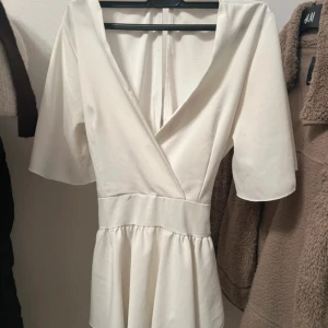 Blus - Jättefin somrig blus med knytning där bak. Lite osäker på storleken just nu men hör av er så kollar jag upp det