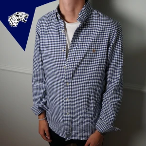 RALPH LAUREN SKJORTA - Rutig Ralph Lauren Skjorta. Riktigt fet att ha under en overshirt eller cardigan | Skick: 7.5/10 (gul i armhålor, annars toppen) | Strl: S (Åt det mindre hållet) | Hör av dig om du undrar någonting! 