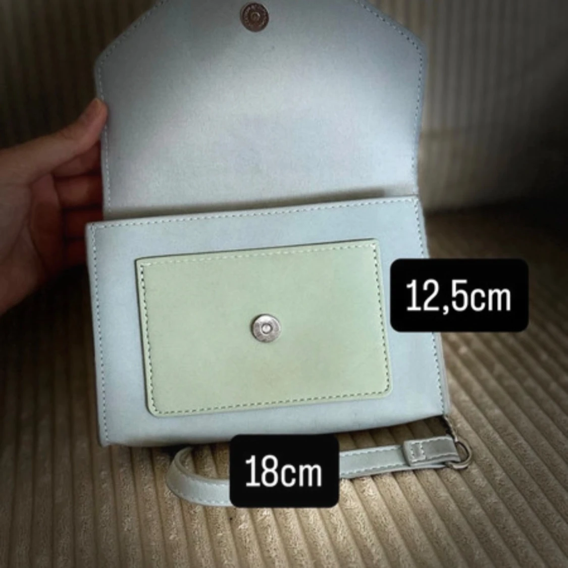 Ljusblå axelväska med silverdetaljer - 4