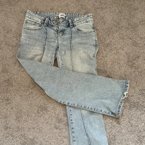 Ljusblå jeans från lager 157, storlek S - Ljusblå jeans från lager 157 i storlek S, short length. Klassisk femficksmodell med bootcut ben. Jeansen är i mjuk bomullsdenim och har en ljus tvättad finish. Är runt 156 cm lång och dem passar perfa i längden!! Har dock gått upp dem lite där nere men det syns inte där man har på sig dem!❣️❣️