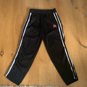 Axel arigato byxor  - Svarta Axel arigato byxor, säljer pga att jag inte använder. Passar M-L