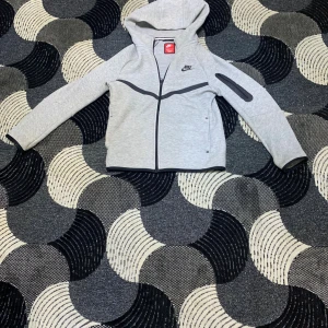 Nike hoodie/tröja grå – stl L (147–158 cm) - Grå Nike hoodie i nytt skick. Storlek: L (147–158 cm, juniorstorlek). Passar både vardag och träning.700 kr men kan sänkas Tillverkad i mjukt och bekvämt material.  