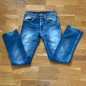 Nudie Jeans  - Säljer ett par slim fit Nudie Jeans med snygg tvätt och raka ben. Storleken är 30/34 men de passar mer som 29/34. Tveka inte på att höra av dig vid frågor!