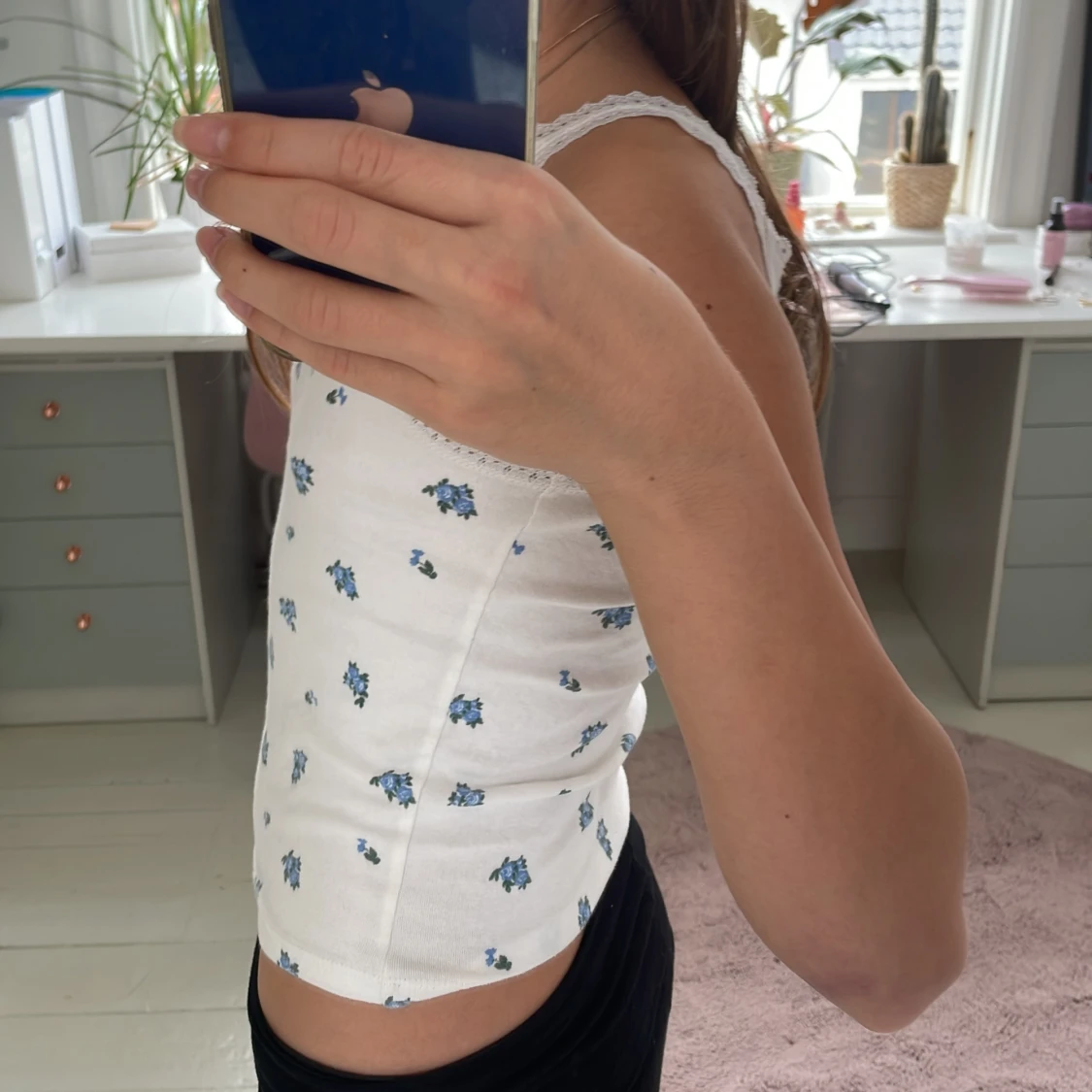 Vit blommig linnetopp med spets - 1