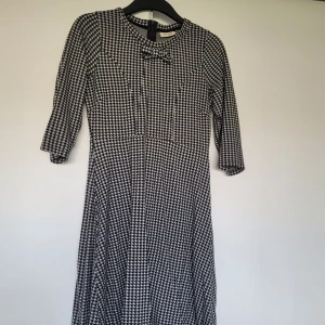 Houndstooth svartvit klänning - Söt klänning i strl S. Jag är 160 cm och på mig går den precis till knäna. Trekvartsärmar. Skriv gärna vid frågor 😊