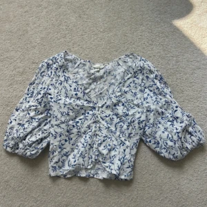 Blommig topp - Superfin blommig topp från hm i strl S💖