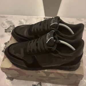 Valentino Garavani svarta sneakers - Säljer då de är stora på mig. Fraktas inom 24 timmar. Vid frågor tveka ej!