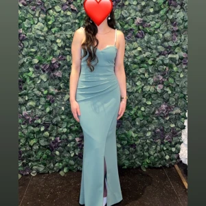 Ljusgrön långklänning med pärlband - ✨ Klänning till salu ✨ Bara använd en gång, i nyskick. Pris: 300 kr Storlek: XS Stretchig modell passar bäst för petite kvinnor ca 150–164 cm ☺️ 