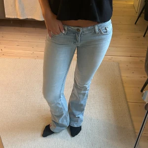 Lågmidjade ljusblå jeans - Så snygg! Midjemått = 78cm. Innerbenslängd = 83cm 