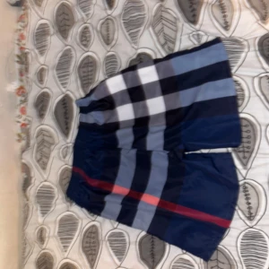 Burberry Shorts - Ett fint par burberry shorts. Köpt för 900kr. Dom är i nyskick och kan bevisas, kom dm för mer info. Storlek M, Passar L och S