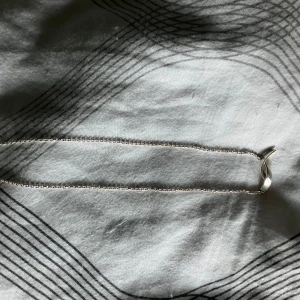 Efva Attling silver halsband friendship  - Äkta silver halsband från efva attling. Oanvänd, kostar som ny 1900kr i butik. Perfekt för dig som gillar minimalistiska smycken med en unik touch.