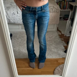 bootcut jeans från Closed - Blå lågmidjade bootcut jeans från closed. Knappt använda och i väldigt bra skick💗, skit snygg design och älskar framfickorna, perfekt till hösten med trendiga low Rise bootcut jeans. Storlek är 27.💓