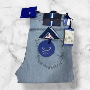 BRAND NEW 🆕 | Jacob Cohën jeans | ljusblå - Tvärfeta helt nya Jacob Cohën jeans i storlek 31. | De är som sagt helt nya vilket innebär att alla prislappar sitter kvar, parfym för jeansen och bandanan medföljer även! | hör av er vid minsta fundering 💭 🥂 perfekt för dom mellan 175-190