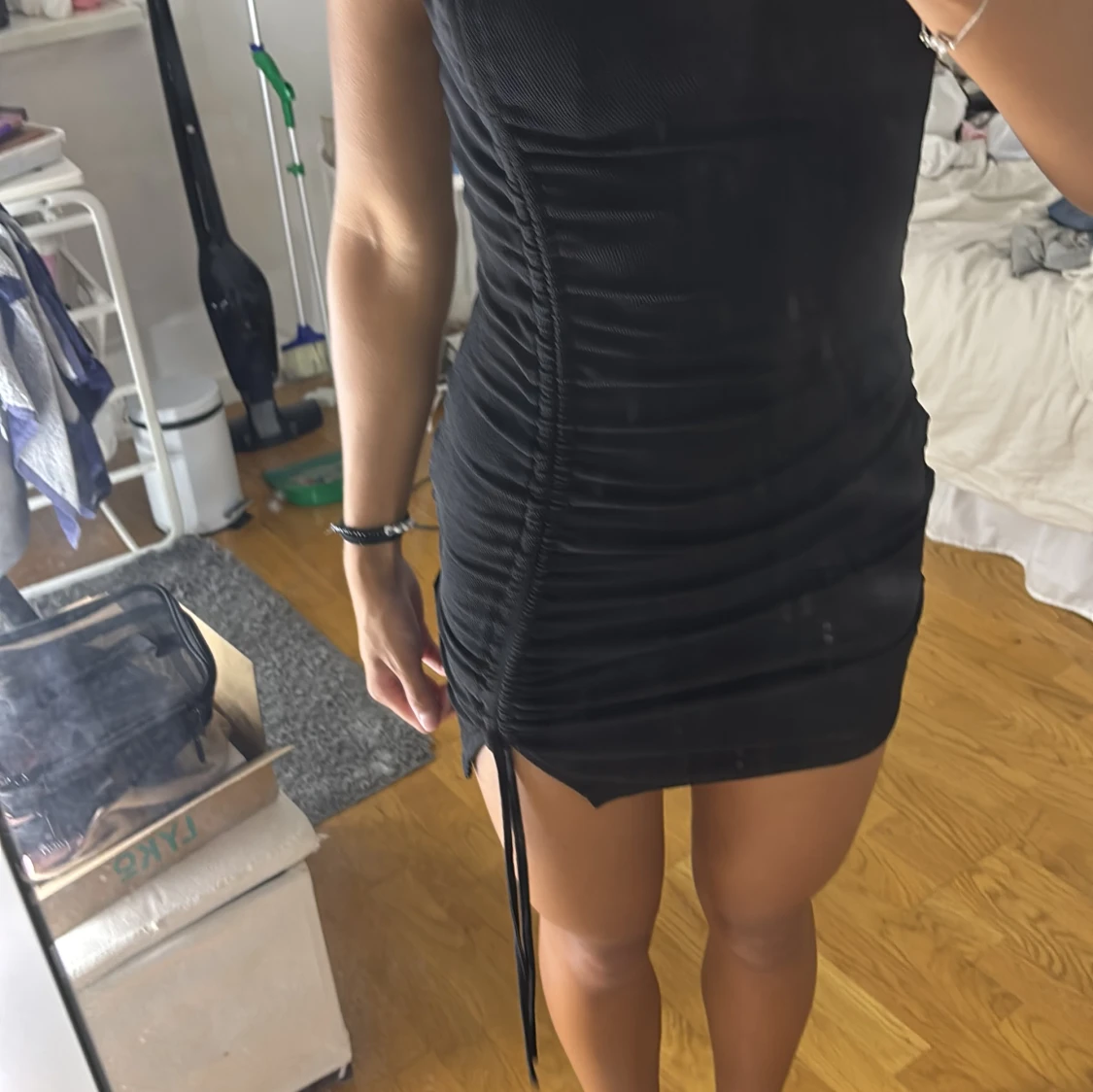 Svart tight kortklänning med snörning - 1