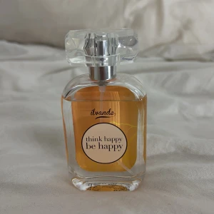 Ivande Think Happy Be Happy parfym - Ilvande – Think Happy Be Happy är en charmig, lätt och blommig vårdoft som syftar till att sprida glädje och positiv energi. 50ml. 
