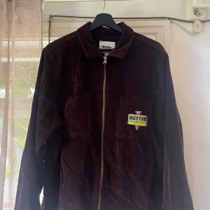 Butter Goods jacka - Säljer en vinröd manchesterjacka från Butter Goods. Storlek L/XL. Originalpris ca 1400kr. Gott skick