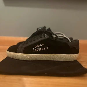 Saint Laurent skor Svarta - Säljer nu dessa sjukt feta saint Laurent skor i strl 43. Skick 9/10. Dustbag ingår. Pris går att diskutera. ‼️Den som köper får en mystery gift på köpet‼️Några fler funderingar? Kom dm🙏