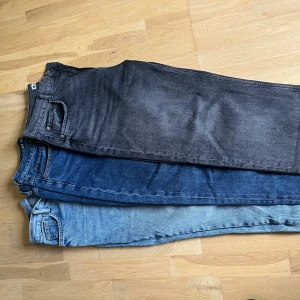 Jeans - 3 stycken - Säljer ett jeans-pack med 3 stycken jeans. Kan endast köpas tillsammans och inte var för sig. Gråa jeans: storlek 38, Gina Tricot Baggy fit, mörkblå: Waist 28, length 32, Gina Tricot regular wide, ljusblå: storlek 24, Bik Bok 