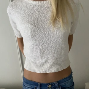 T-shirt  - Jättefin stickad vit T-shirt, nästan helt oanvänd!  